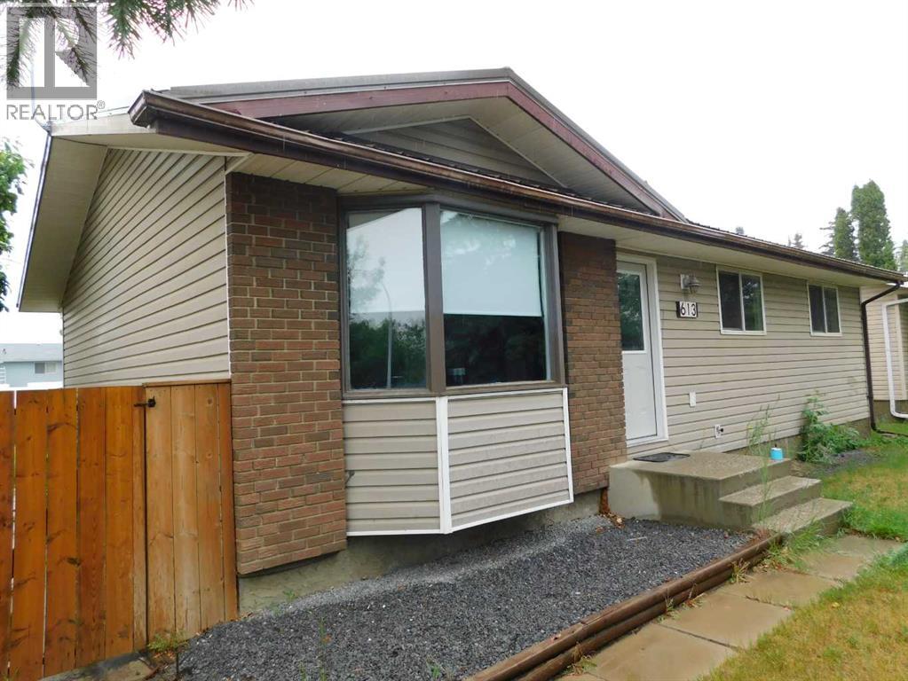 613 Lakewood Road E Property Photo 1