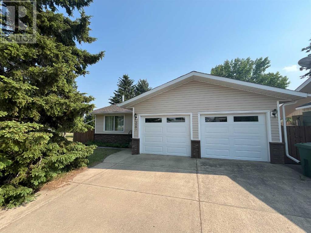 5005 61 Avenue Close Property Photo 1