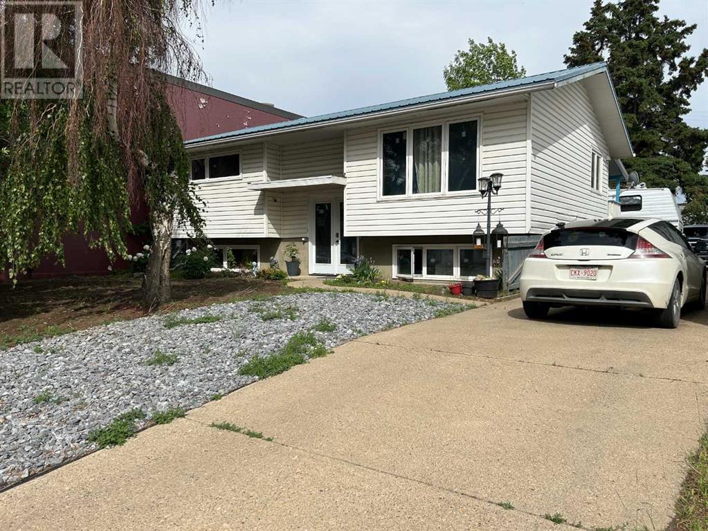 424 2 Street W Property Photo 1
