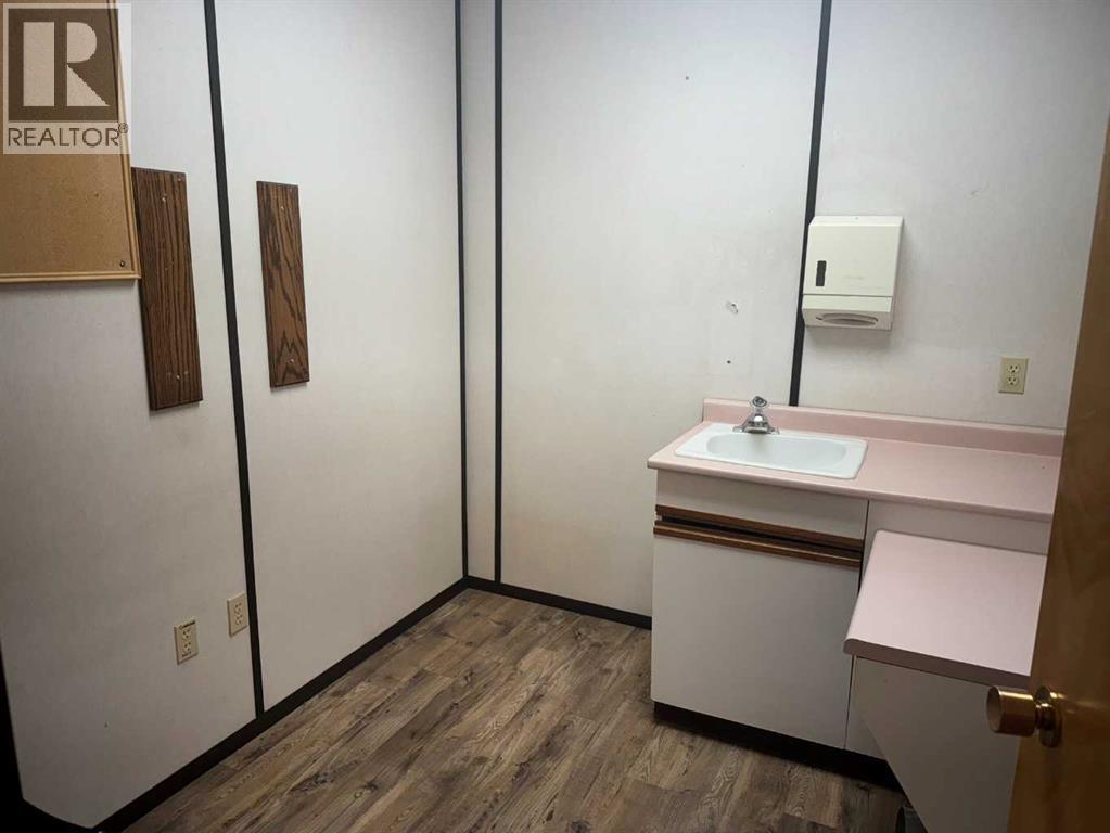 5010 54 Avenue Property Photo 16