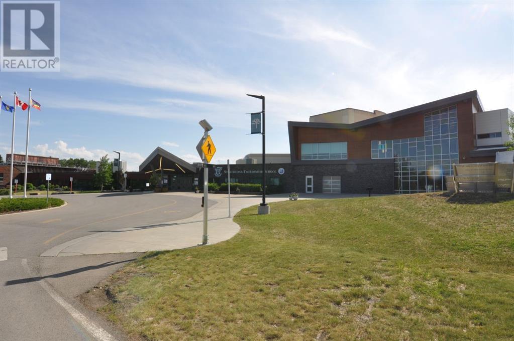 306059 24 Street W Property Photo 11