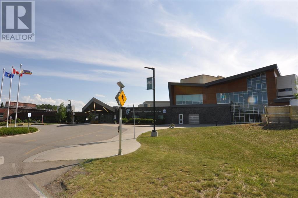 306059 24 Street W Property Photo 12