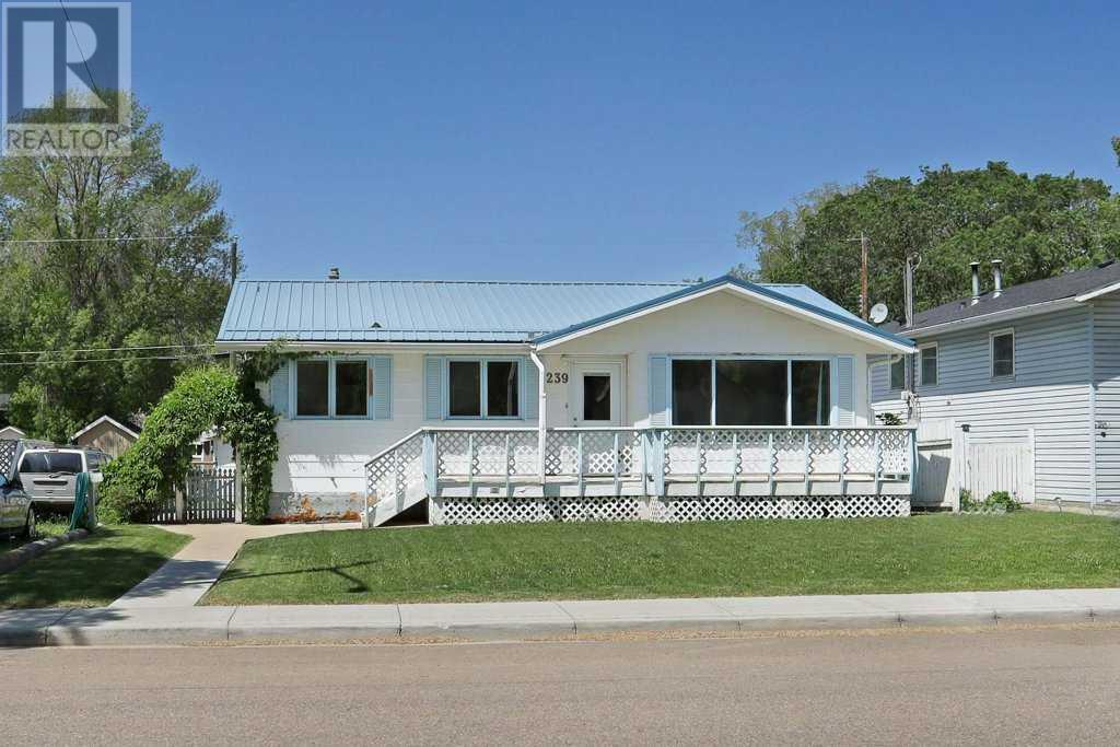 239 2 Street E Property Photo 1