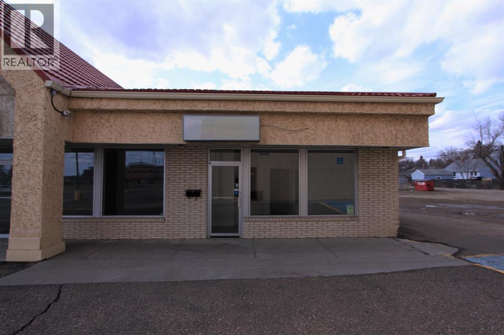 4402 52 Avenue Property Photo 1