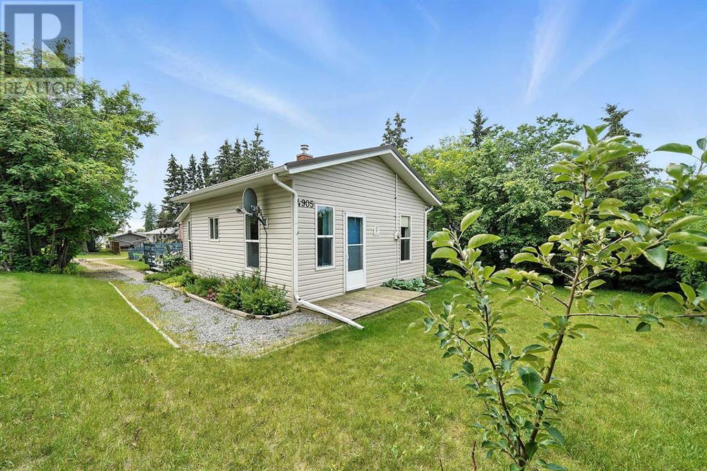4905 53 Avenue Property Photo 1