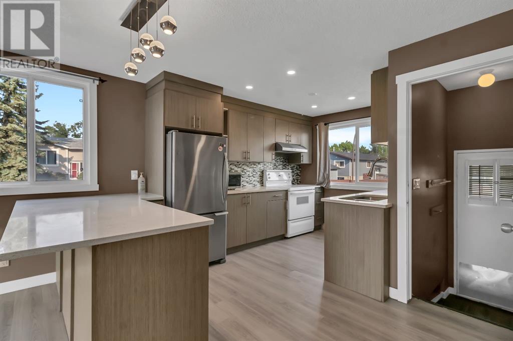7 Castledale Way Ne Property Photo 1