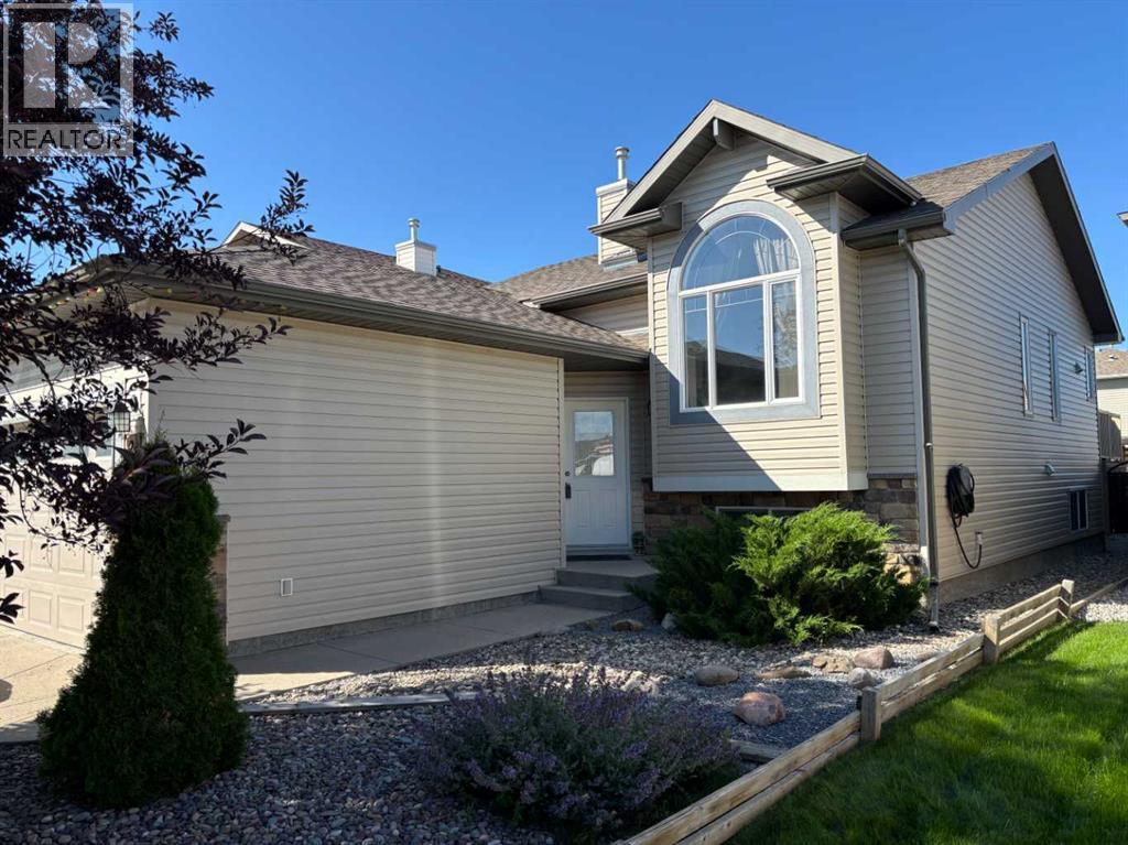 208 Silkstone Bay W Property Photo 1