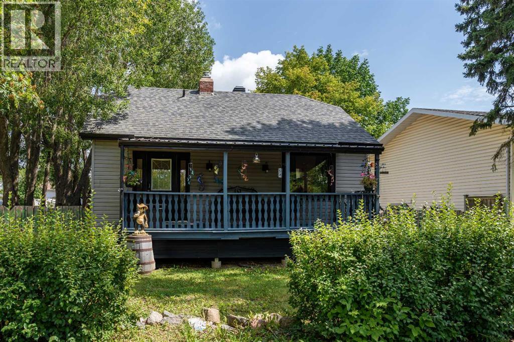 5013 45 Street Property Photo 1