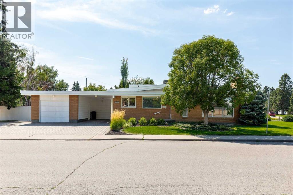 1406 26 Street S Property Photo 1