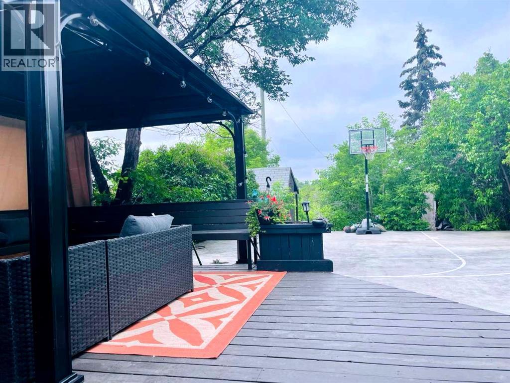 39 34 Avenue Property Photo 5