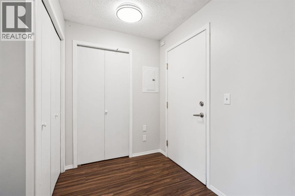 1717 60 Street Property Photo 4