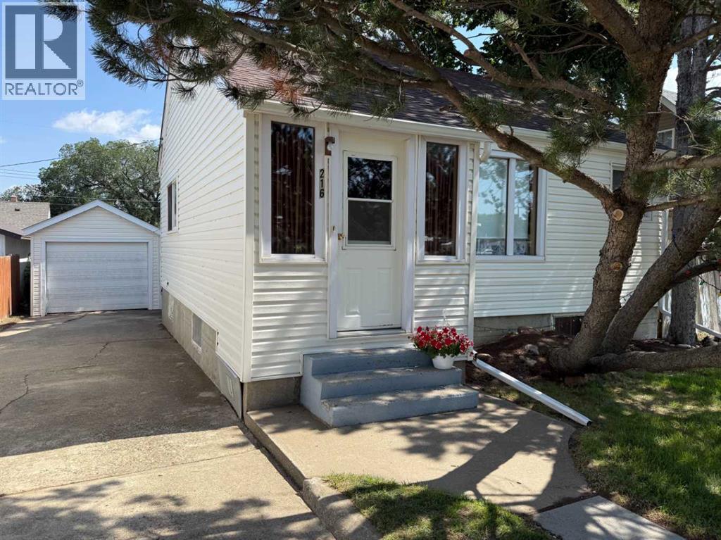 216 2 Street W Property Photo 1