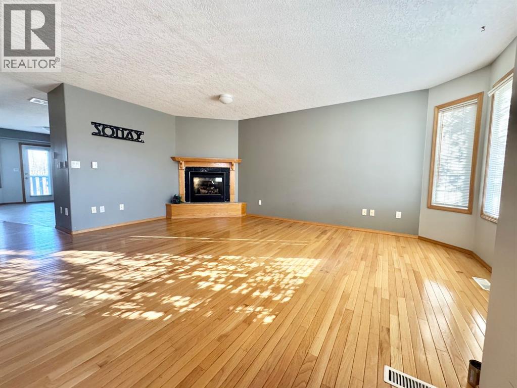 4920 53 Avenue Property Photo 3