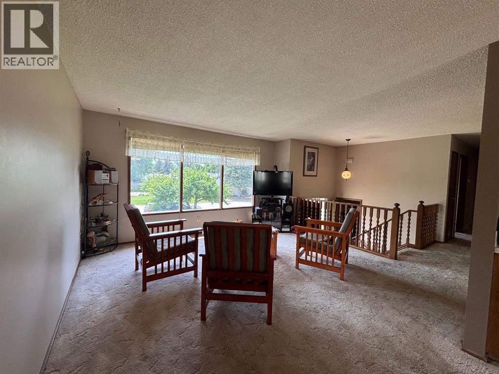 4716 55 Avenue Property Photo 4