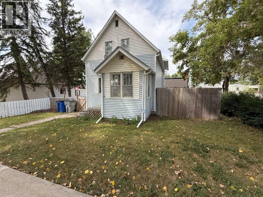 5136 46 Street Property Photo 2