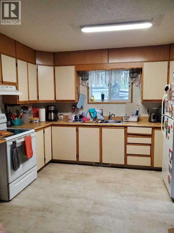 5136 46 Street Property Photo 3