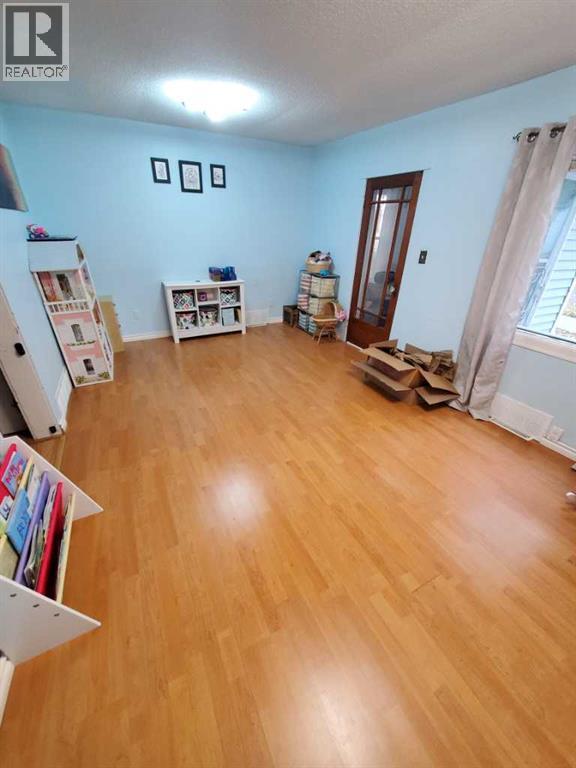 5136 46 Street Property Photo 8