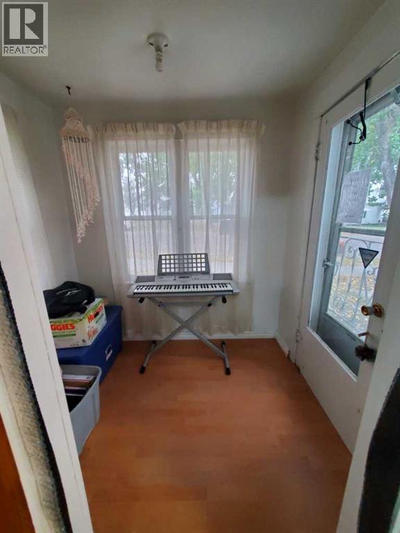 5136 46 Street Property Photo 9