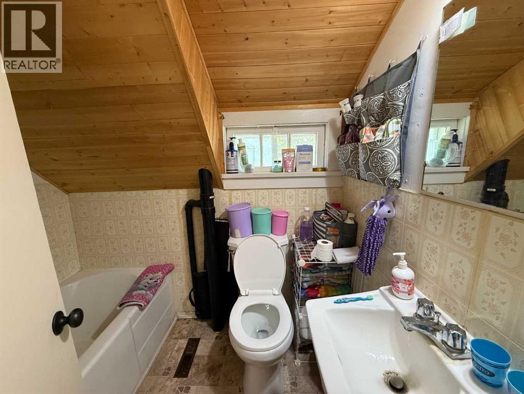 5136 46 Street Property Photo 13
