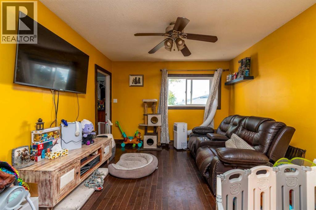 116 1 Avenue W Property Photo 4