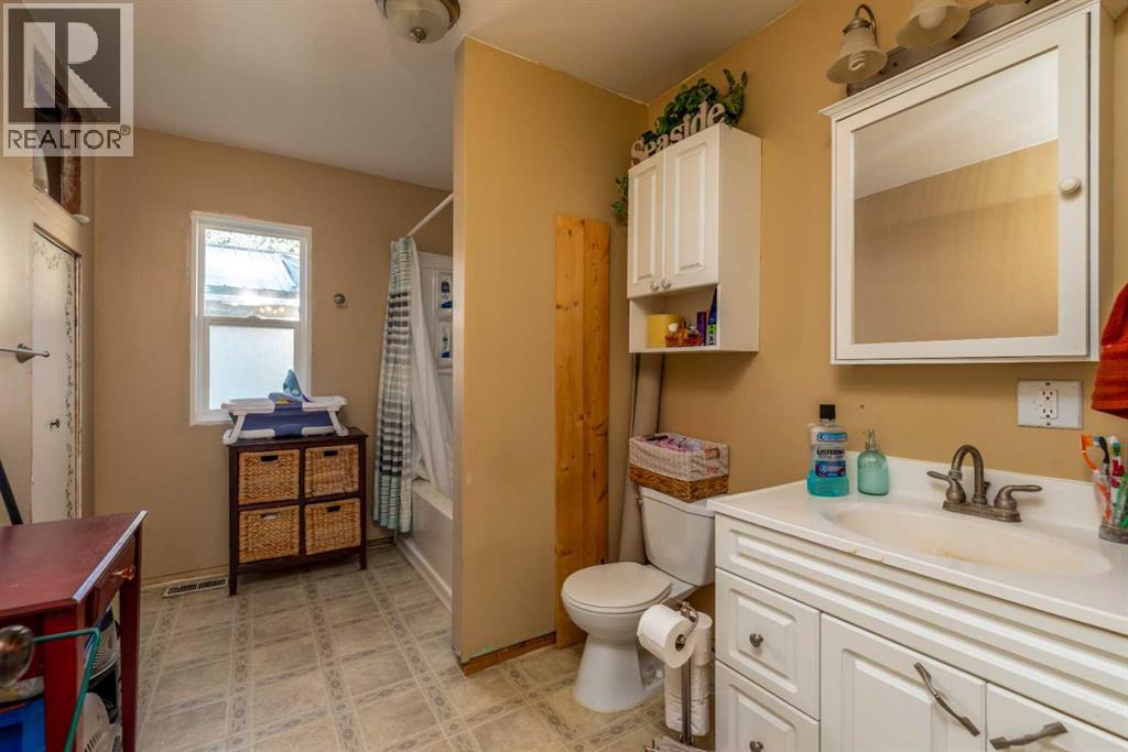 116 1 Avenue W Property Photo 7