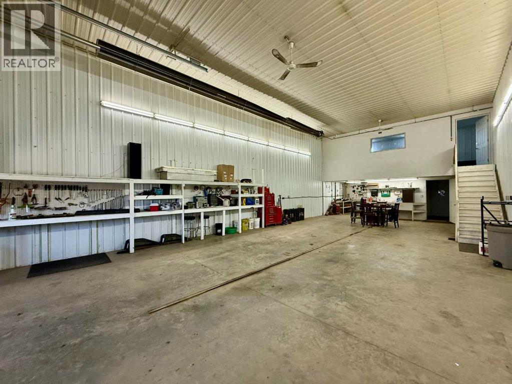 5114 43 Street Property Photo 4