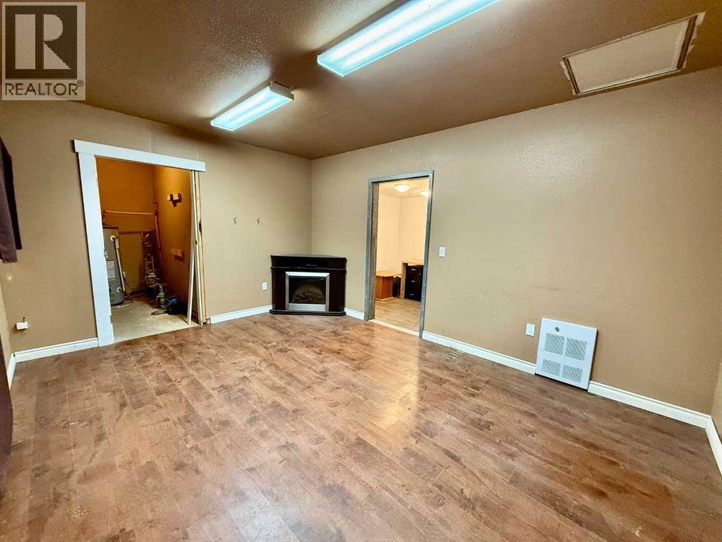 5114 43 Street Property Photo 5