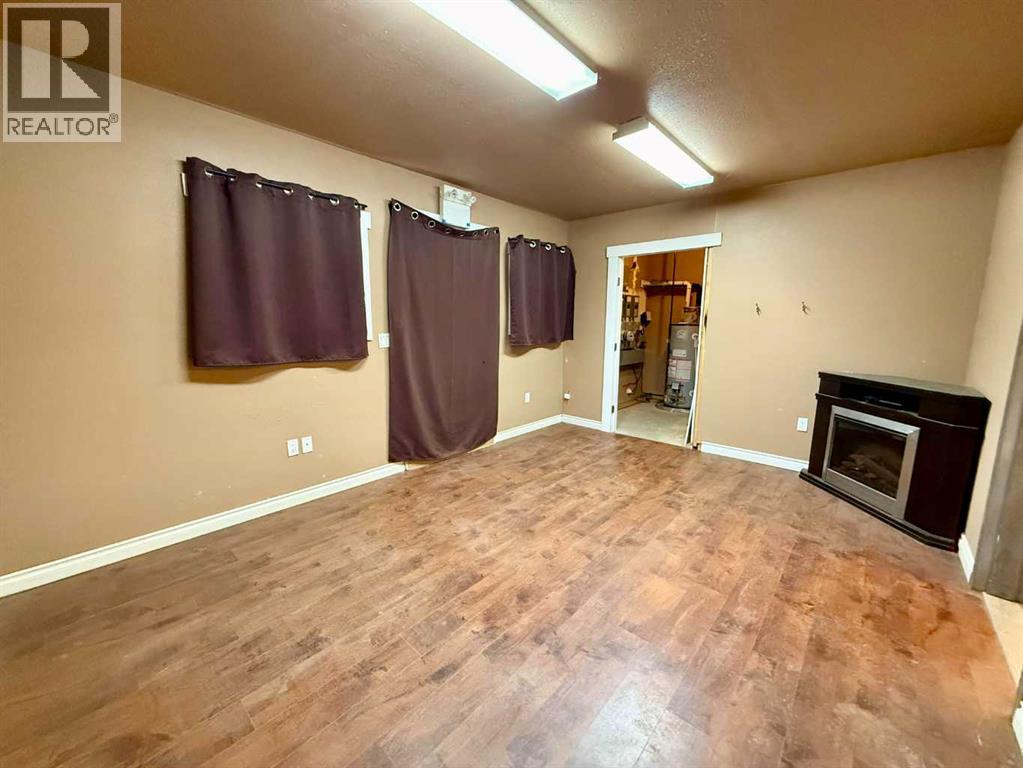 5114 43 Street Property Photo 6