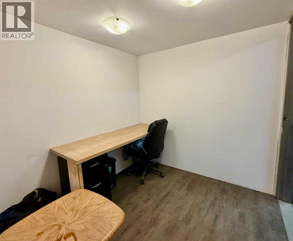 5114 43 Street Property Photo 8