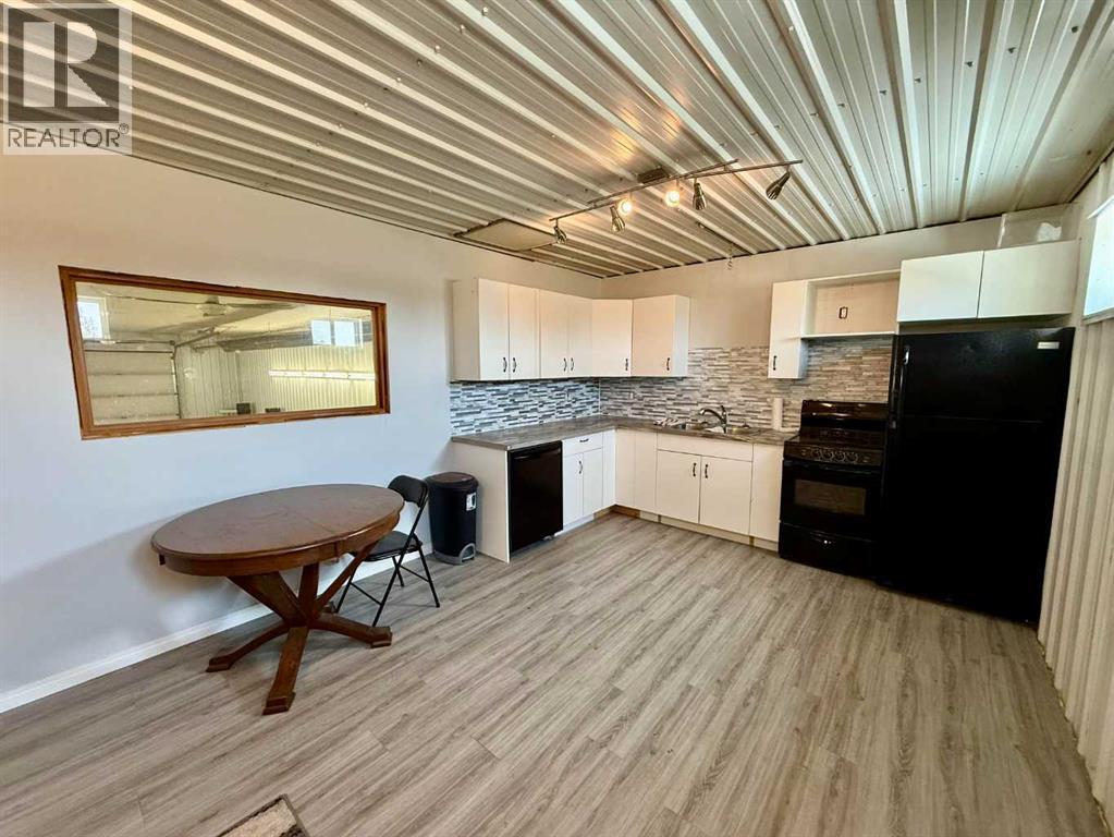 5114 43 Street Property Photo 11