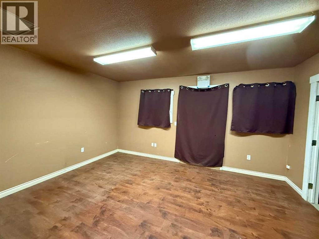 5114 43 Street Property Photo 15