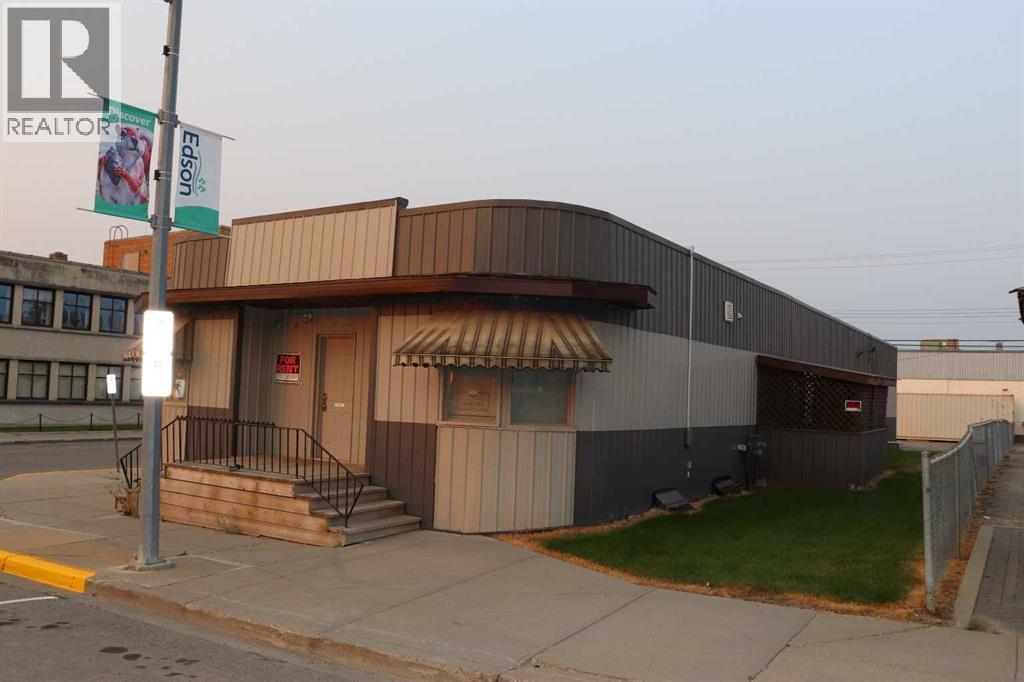 502 50 Street Property Photo 2
