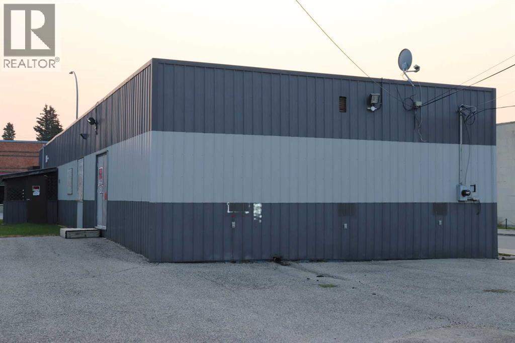 502 50 Street Property Photo 3