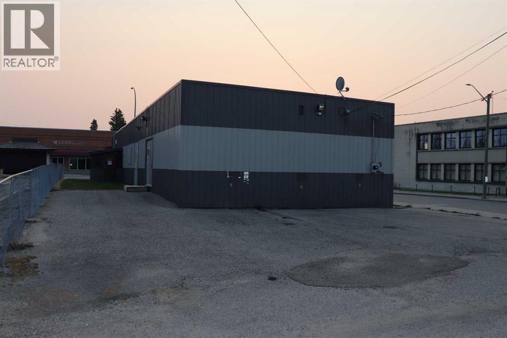 502 50 Street Property Photo 4