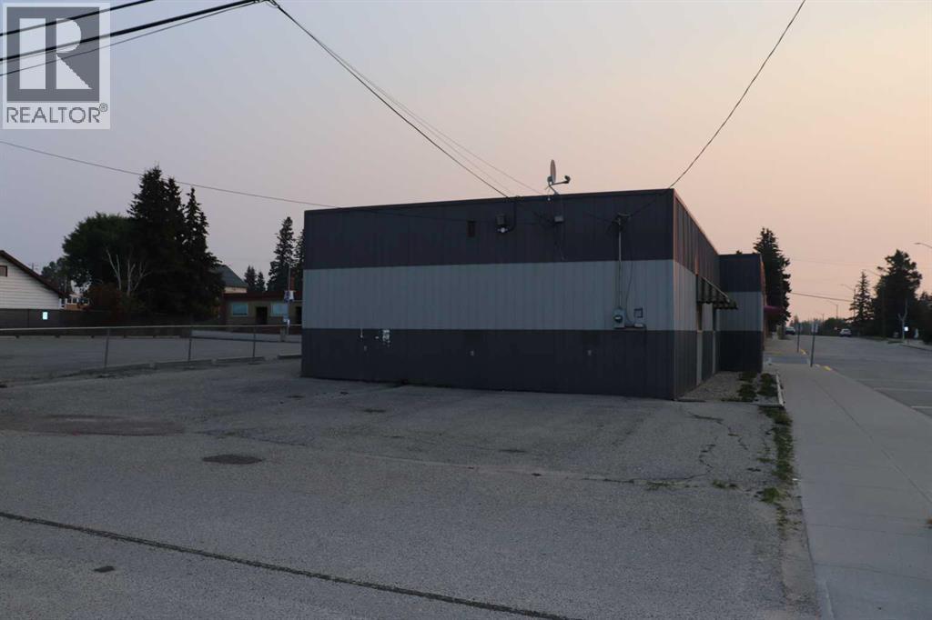 502 50 Street Property Photo 5