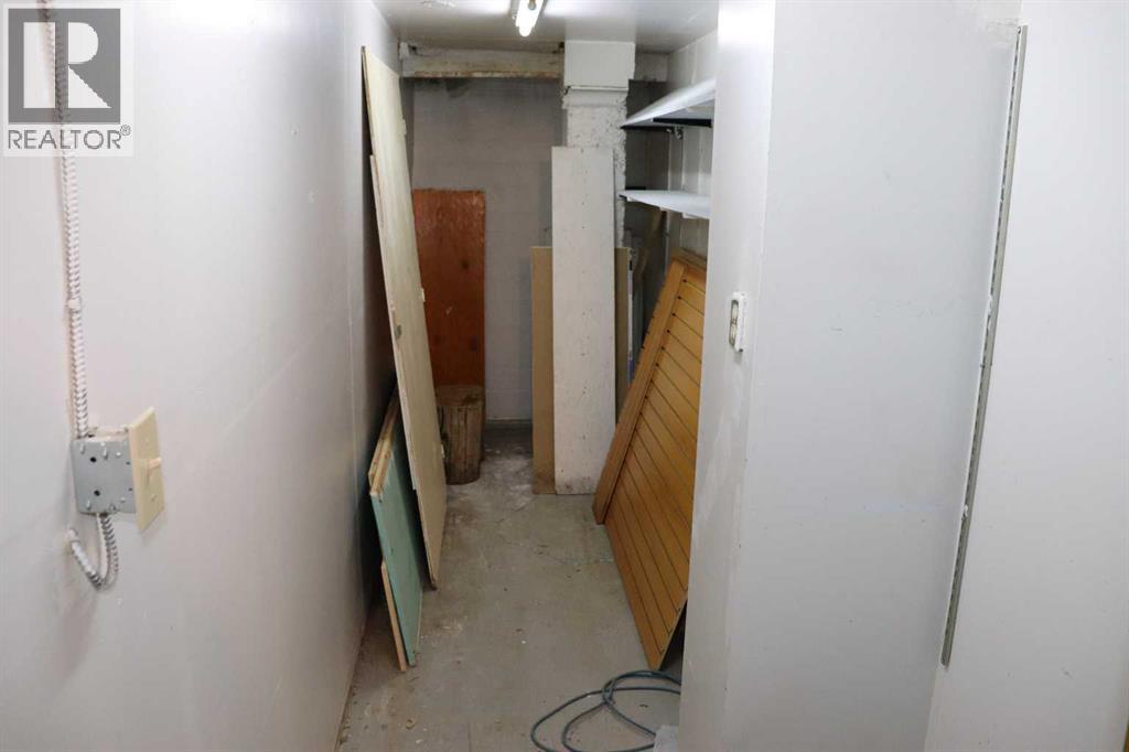 502 50 Street Property Photo 9