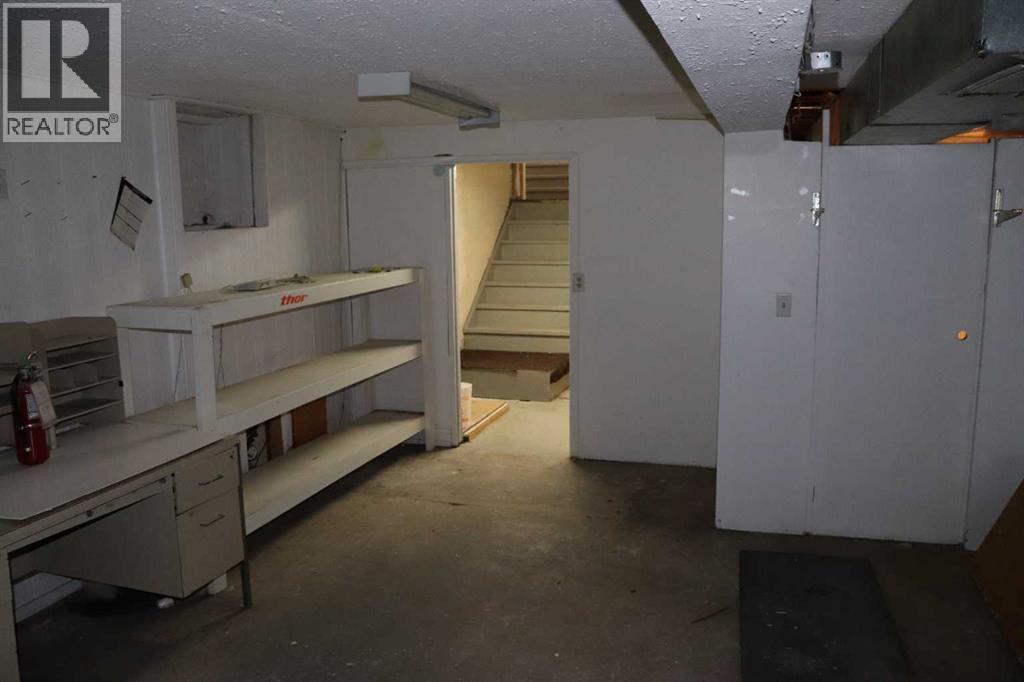 502 50 Street Property Photo 13