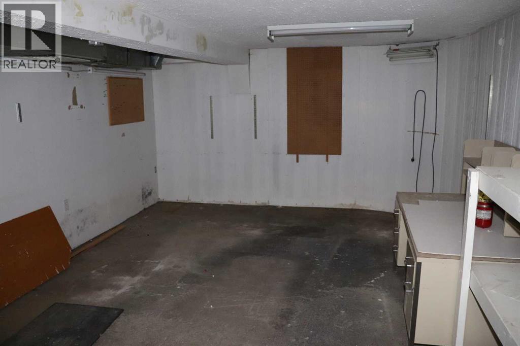 502 50 Street Property Photo 14