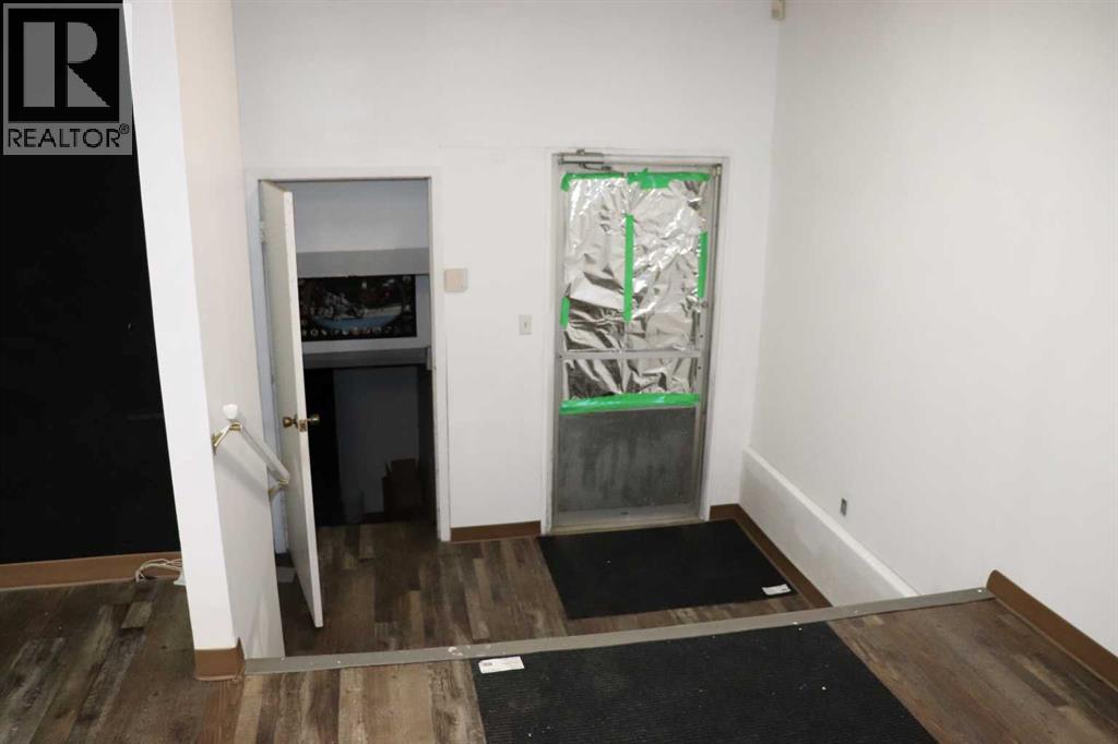 502 50 Street Property Photo 15