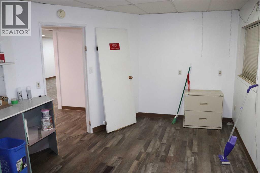 502 50 Street Property Photo 16