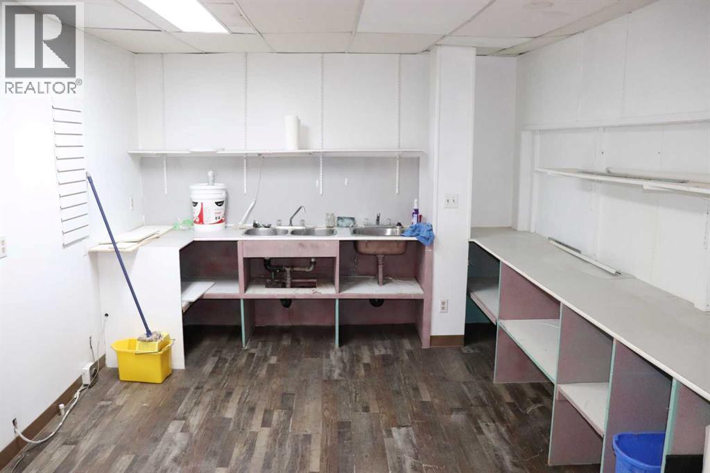 502 50 Street Property Photo 17