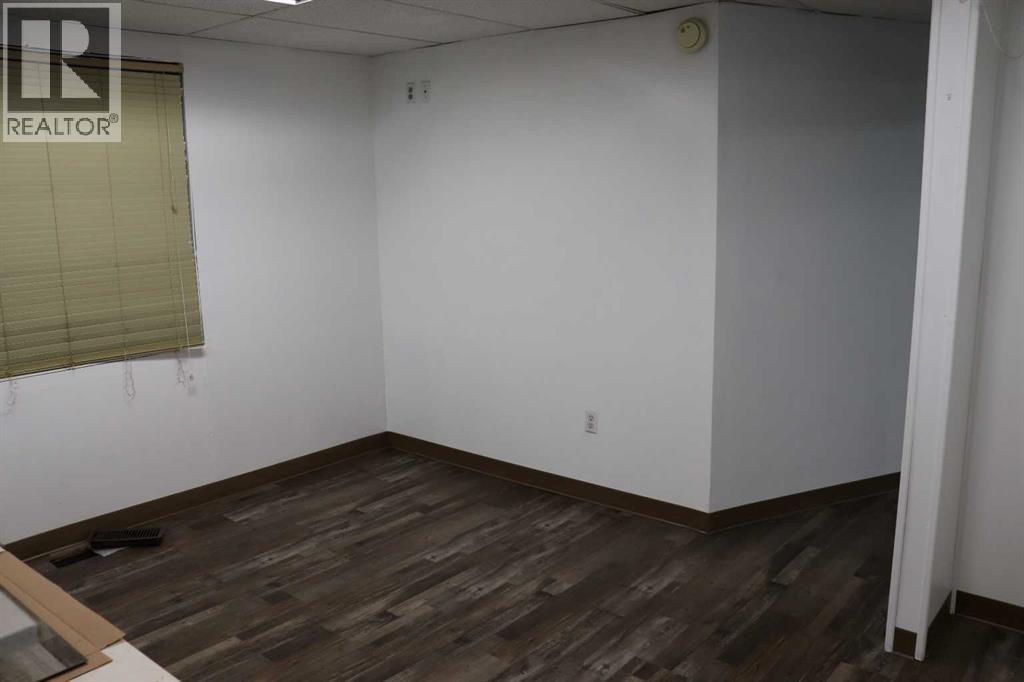 502 50 Street Property Photo 18