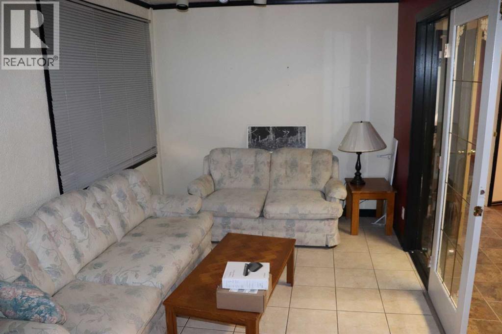 502 50 Street Property Photo 28