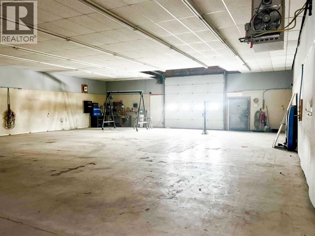5015 49 Street Property Photo 4
