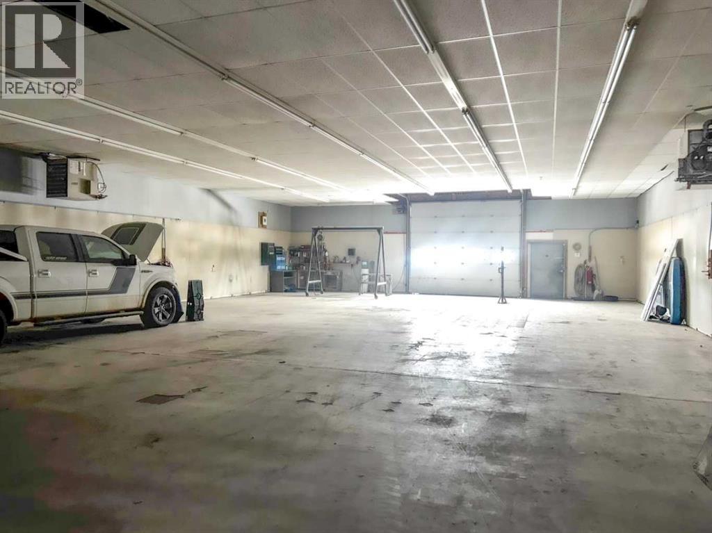 5015 49 Street Property Photo 5