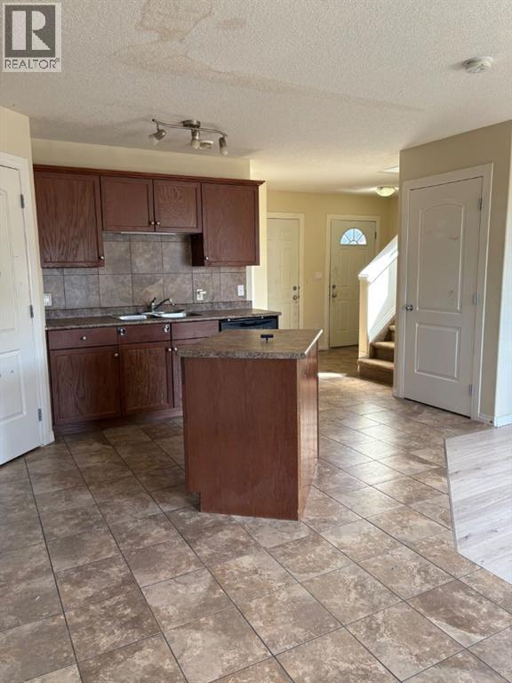 6802 50 Avenue Property Photo 2