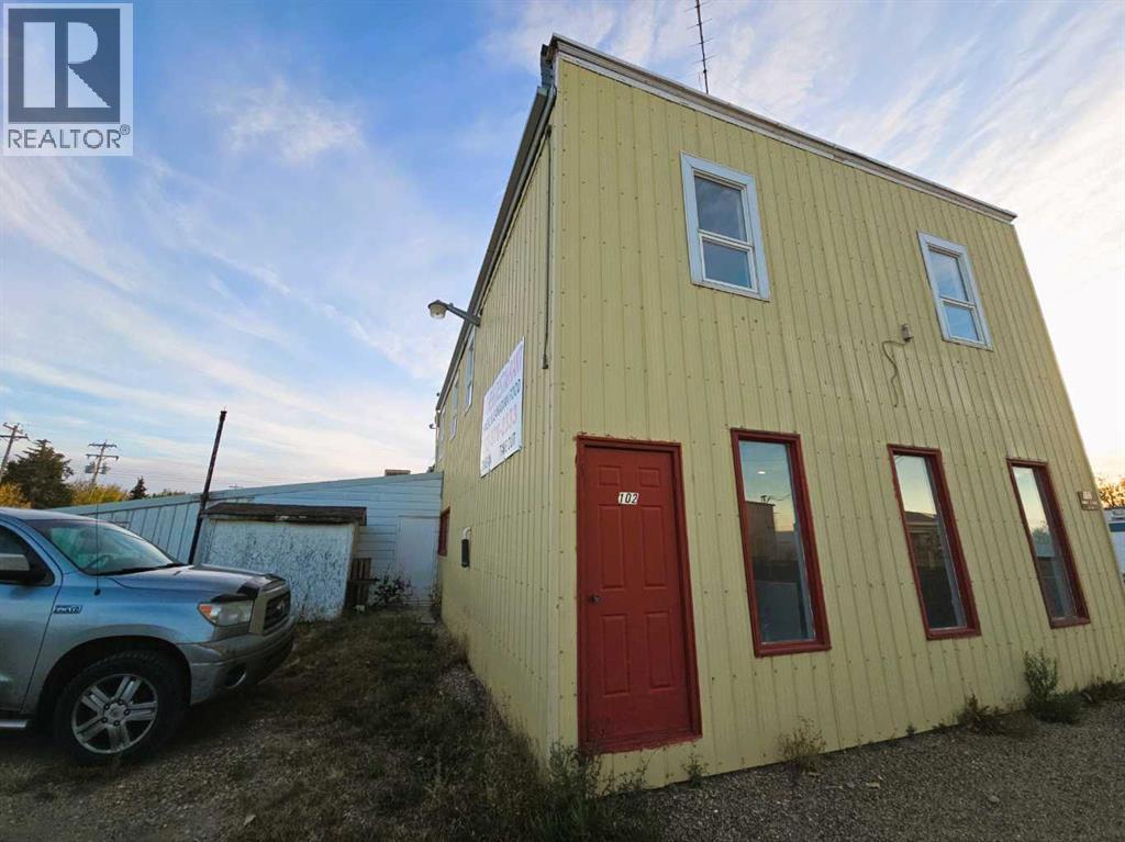 102 Railway Avenue E Property Photo 4