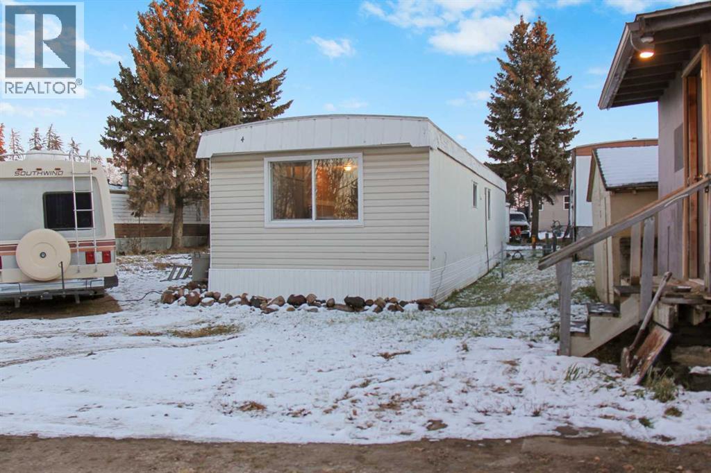 4504 41 Street Property Photo 3
