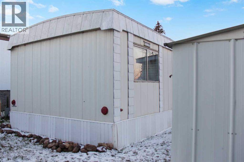 4504 41 Street Property Photo 6