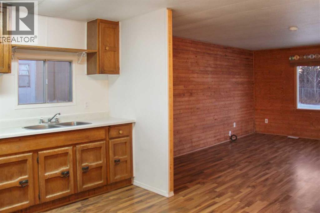 4504 41 Street Property Photo 12